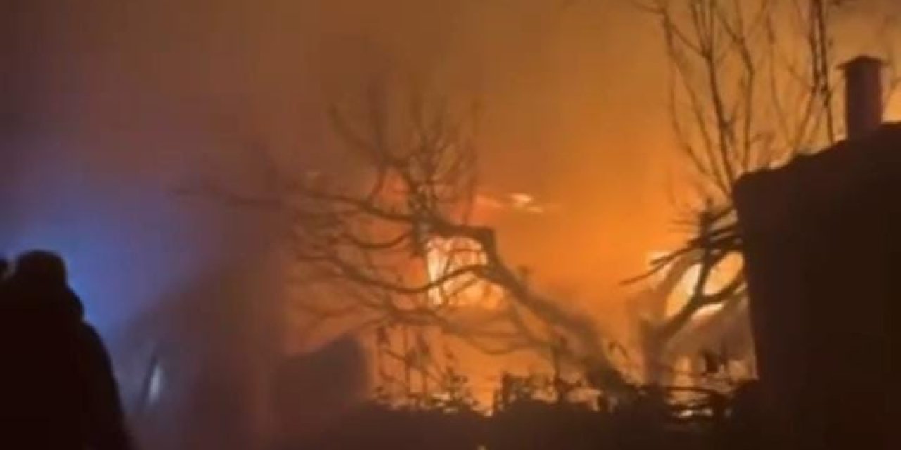 Gece saatlerinde çıkan yangında ev kül oldu