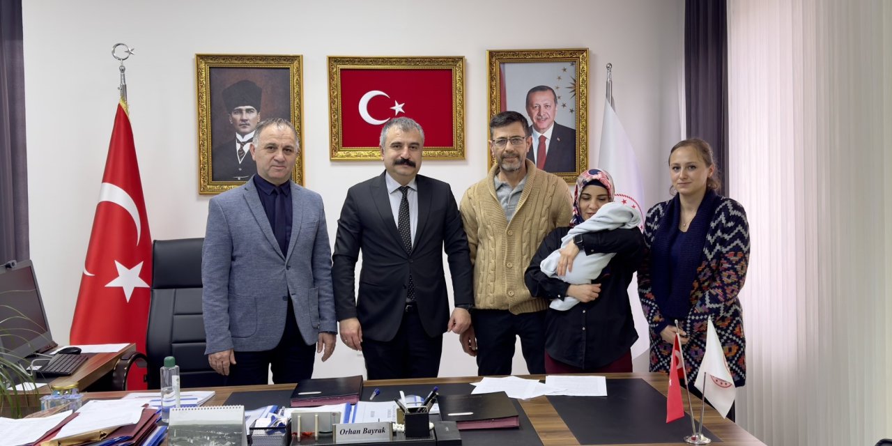 Eskişehir'de bir bebek daha koruyucu ailesine kavuştu