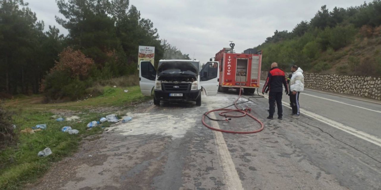 Bilecik'te seyir halindeki araç alev topuna döndü