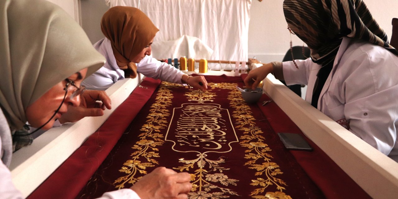 Hafsa Ayşe Sultan'ın puşidesi 2 yıldır ilmek ilmek yeniden işleniyor