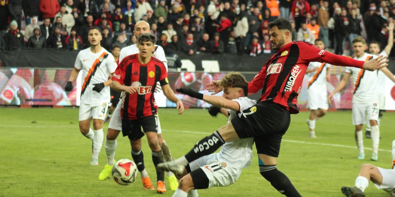 Deniz’e sol bekte görev