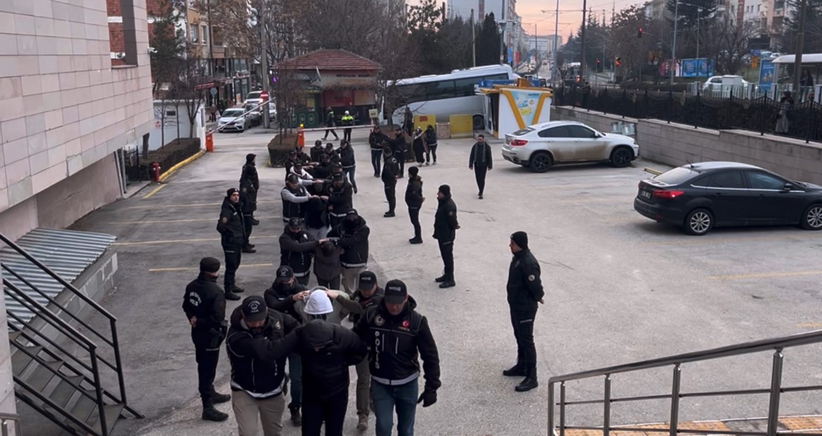 Eskişehir’de 16 adrese eş zamanlı uyuşturucu baskını: 7 tutuklama