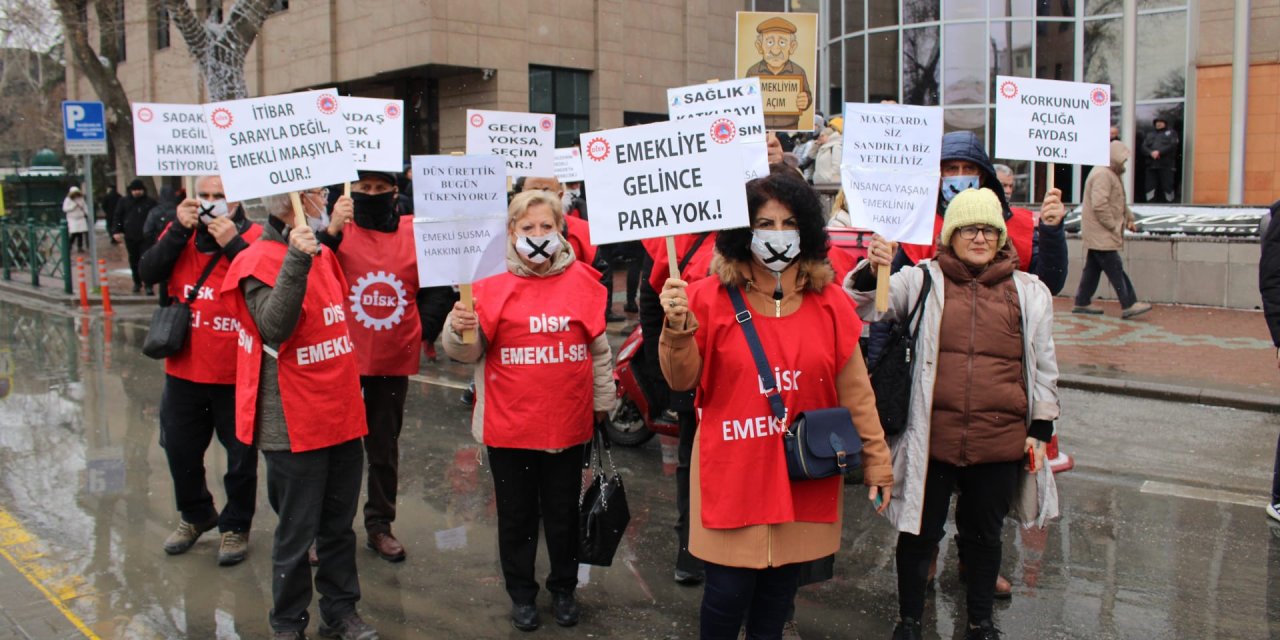 Eskişehir'de emeklilerden ağızları bantlı protesto!