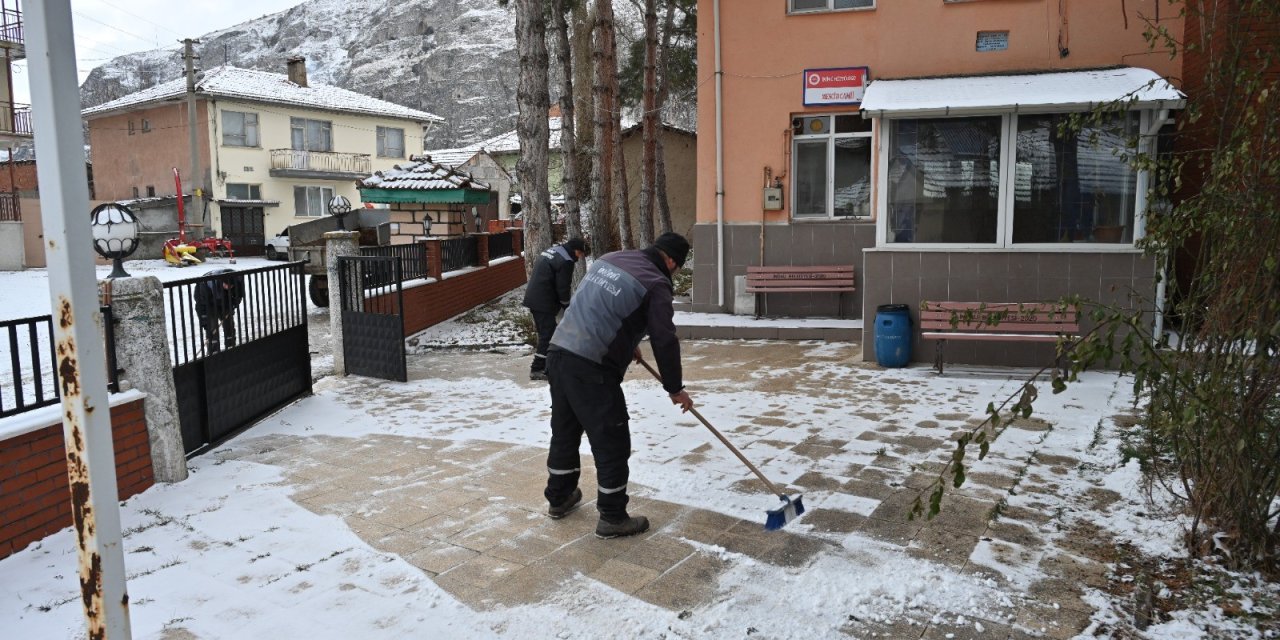 İnönü'de buzlanma ile mücadele devam ediyor