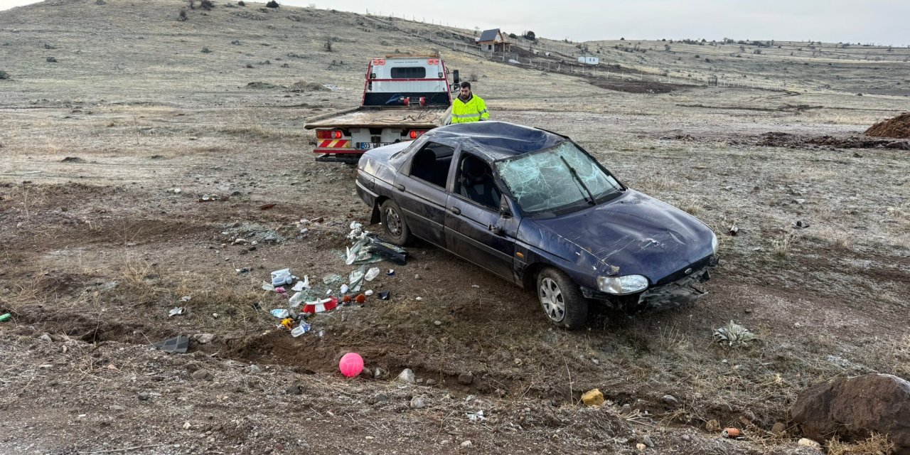 Afyon'da otomobil şarampole devrildi!