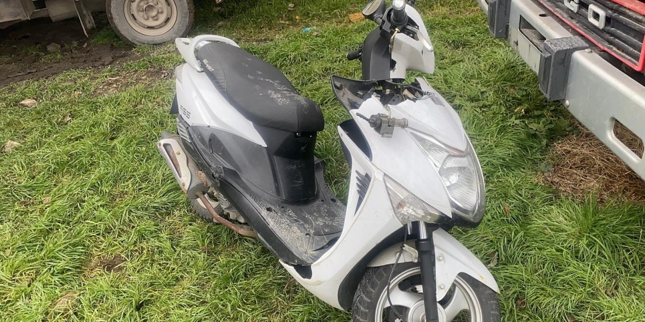 Evinin önünden çaldıkları motosikleti çalıştıramadılar