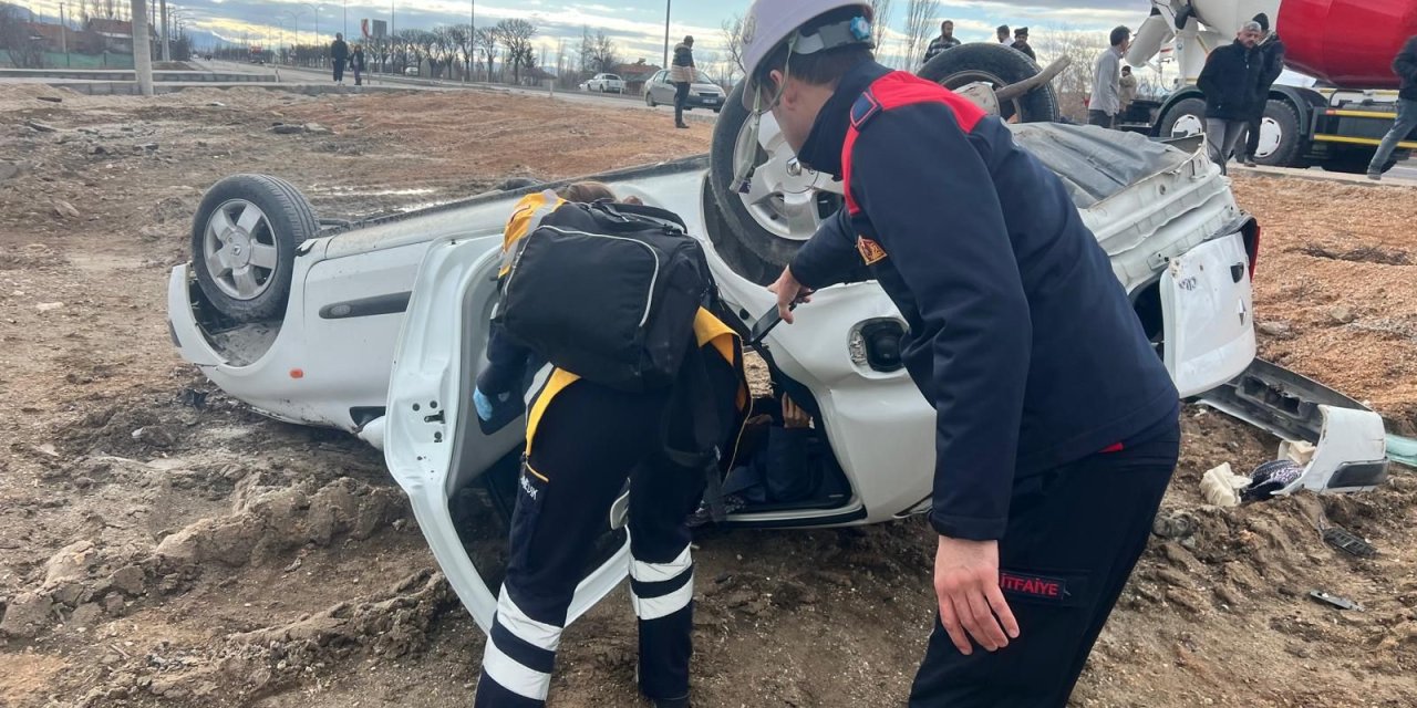 Afyon'da otomobil şarampole uçtu!