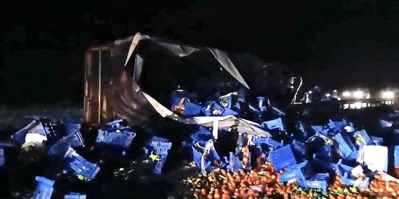 Eskişehir'de feci kaza: Bir TIR dolusu meyve yola saçıldı