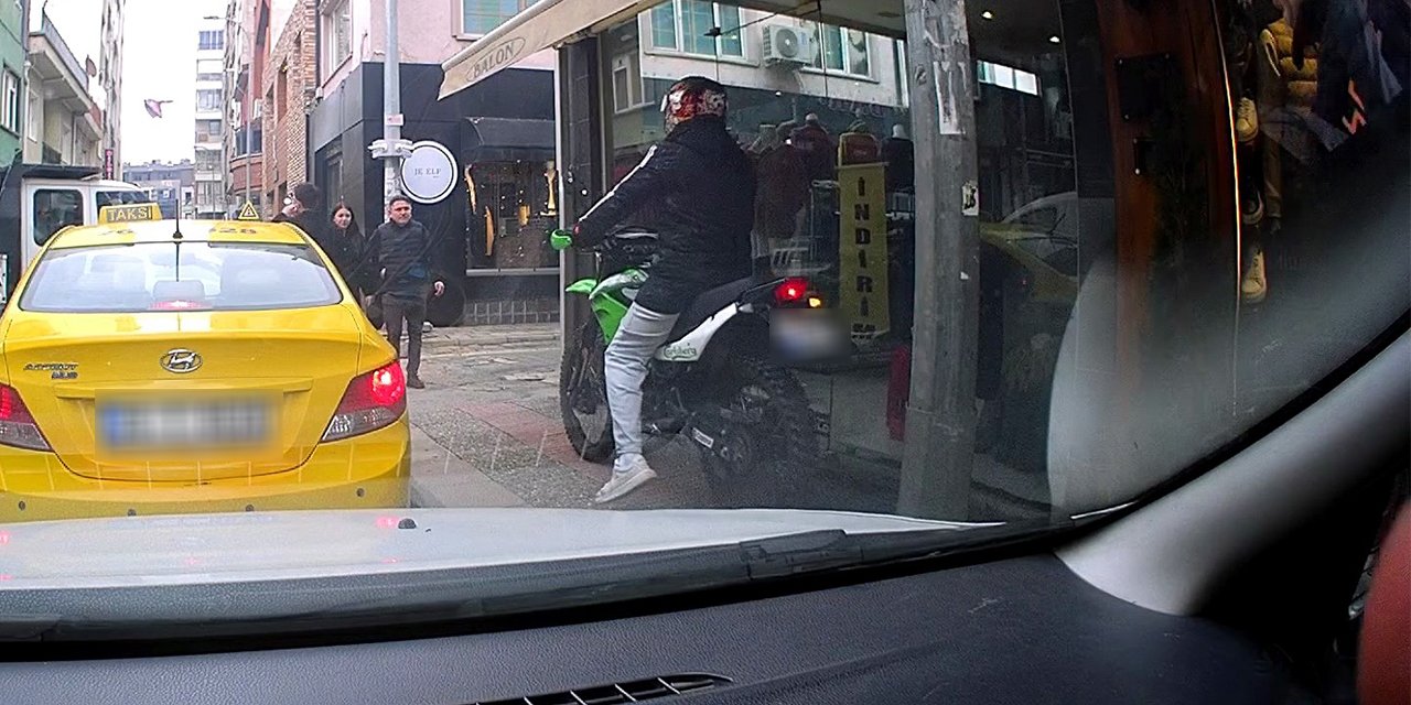 Eskişehir’de motosiklet sürücüsü yaya trafiğini tehlikeye soktu