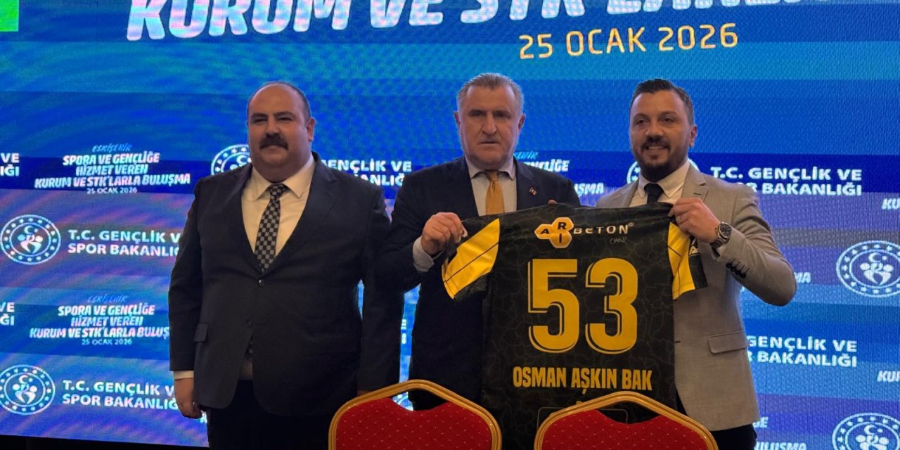 Bakan’a forma hediye ettiler