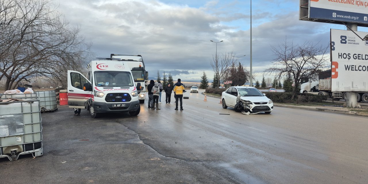 Eskişehir'de otomobil tır deposuna girdi!