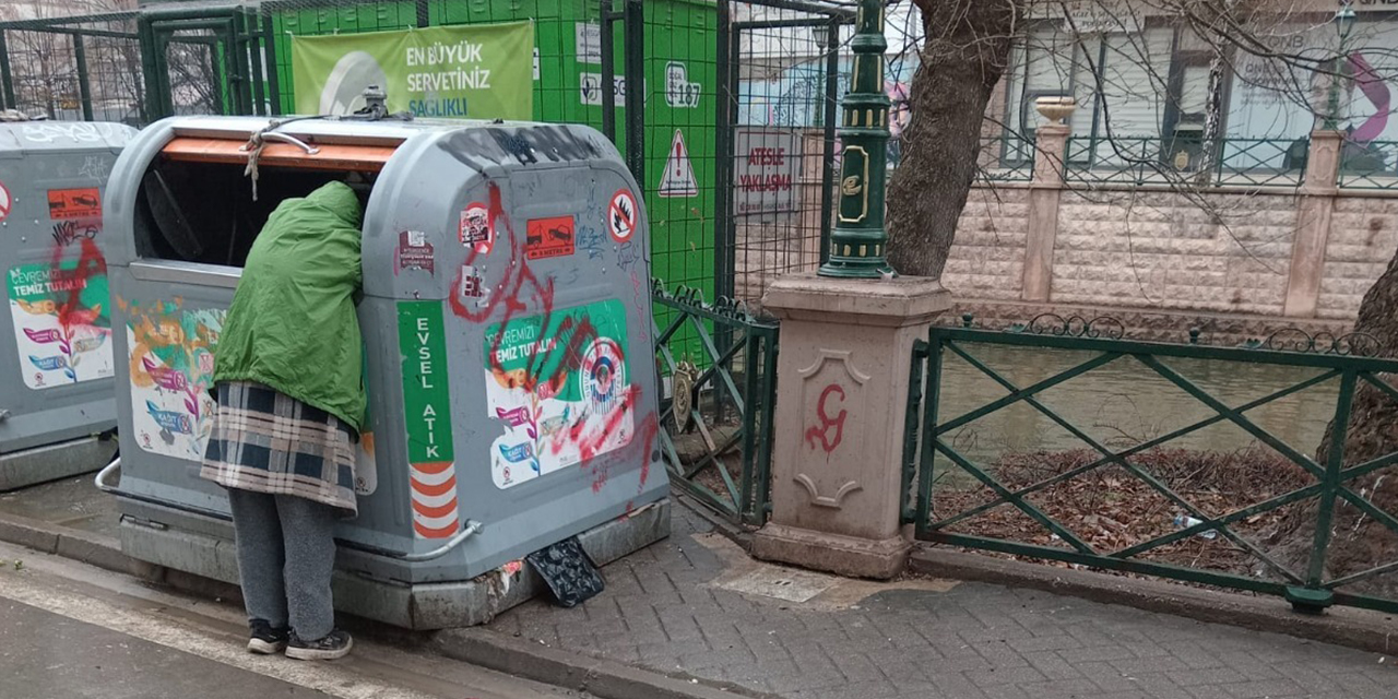 Eskişehir'de yürekleri sızlatan görüntü: Çöpten yeşillik topladı