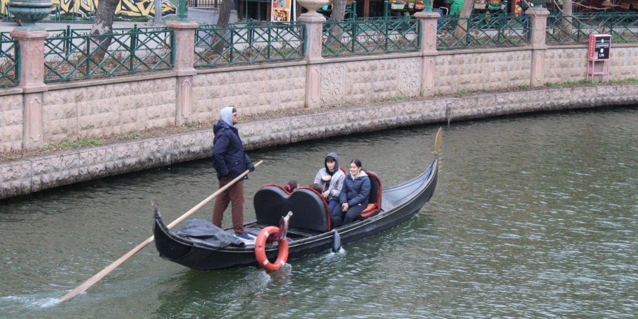 Eskişehir'de soğuk havaya rağmen gondol keyfi sürüyor