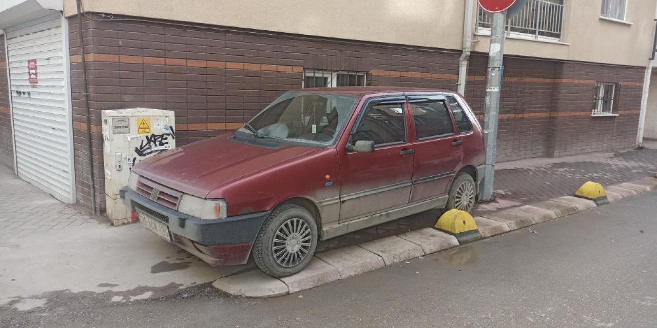 Eskişehir'de kaldırıma park eden sürücü hem yayaları hem de engellileri hiçe saydı