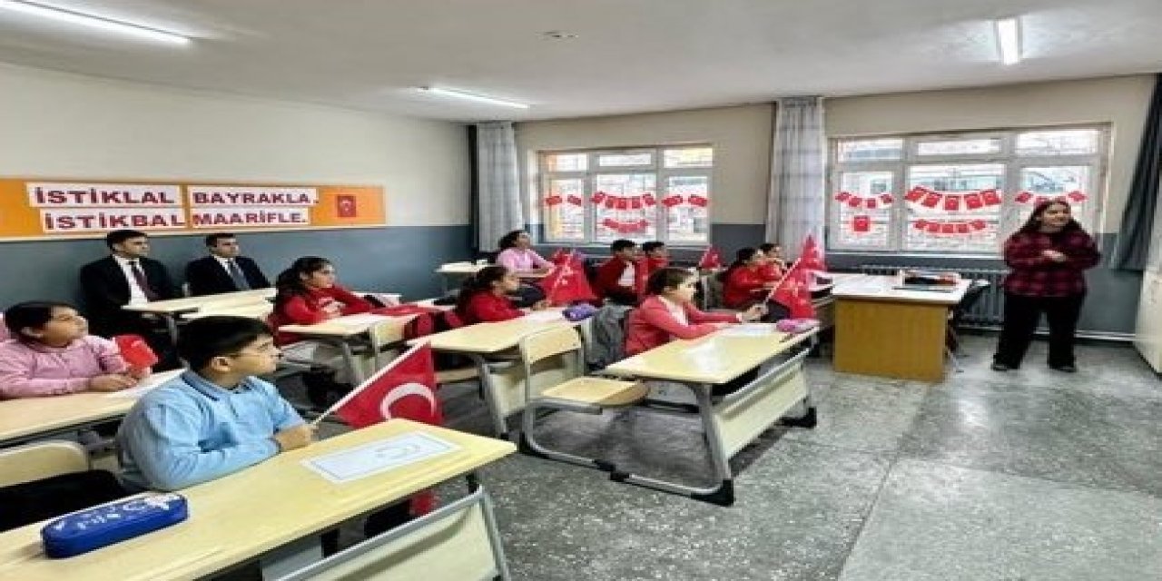 Eskişehir'de okulların ikinci dönemi bayrak sevgisi ile başladı