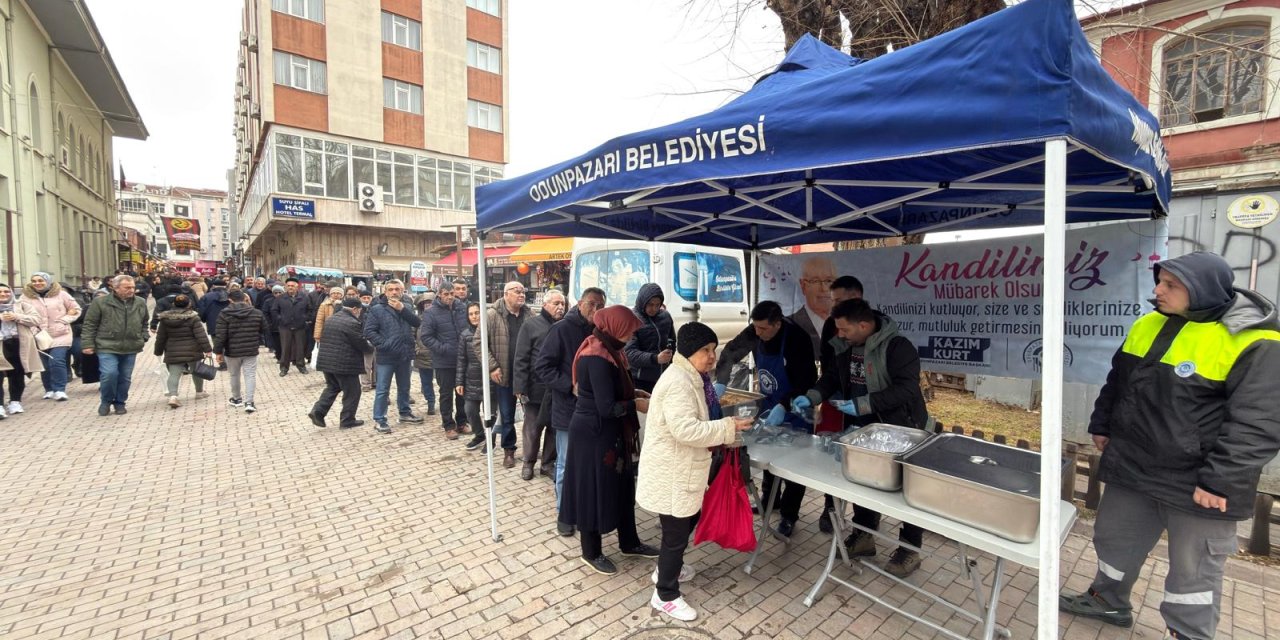Eskişehir'de Berat Kandili için helva ikram edildi