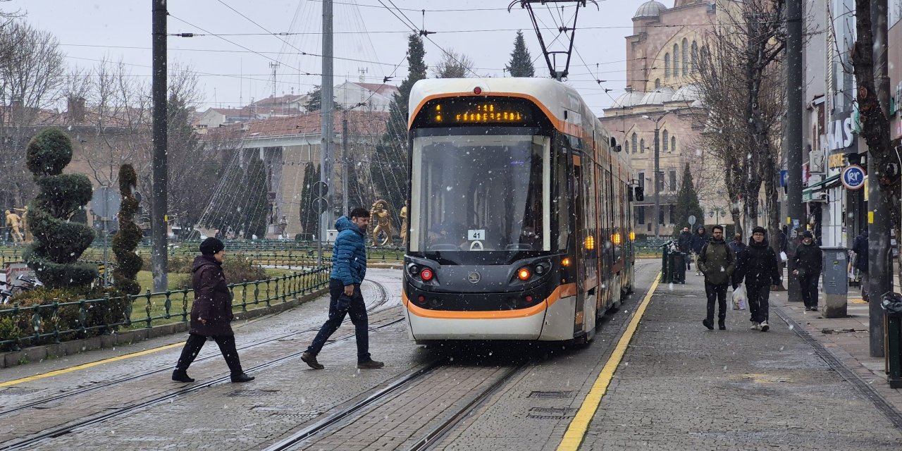 Eskişehir'de kar yağışı etkisini gösterdi