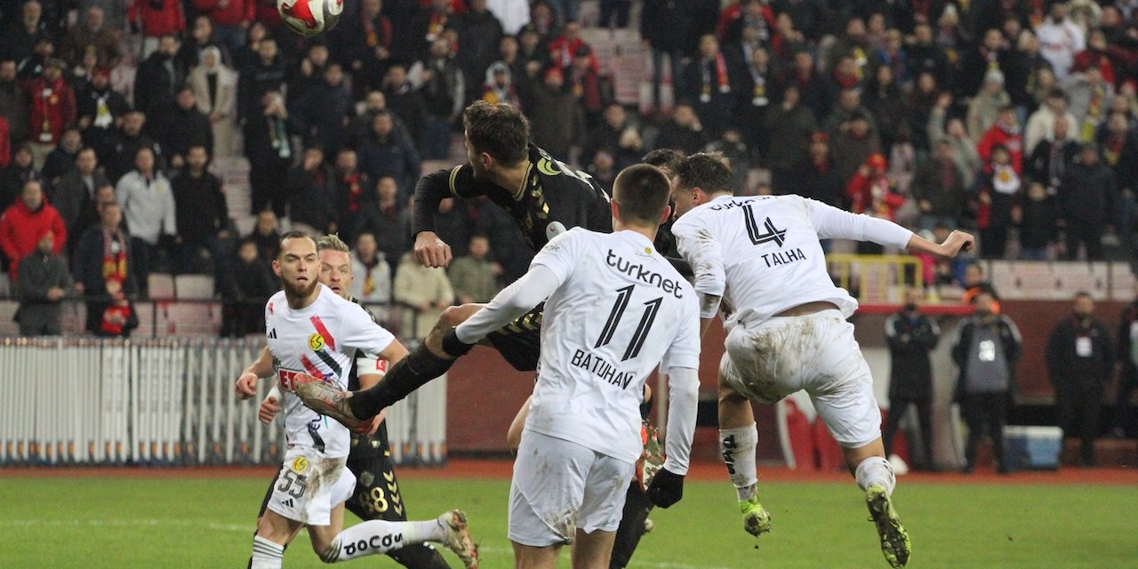 2 maçta da kafa golü attı