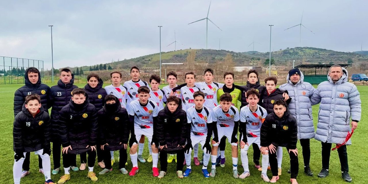 U15’ler liderliği bırakmadı