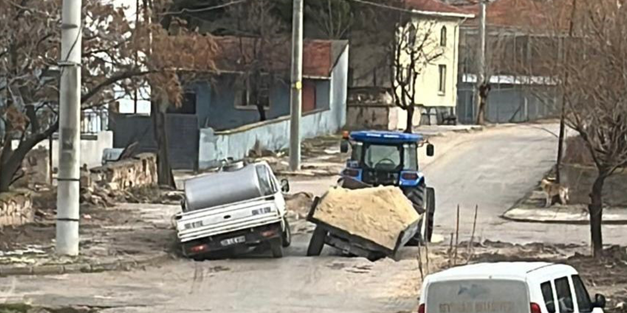 Eskişehir'de yol çöktü: 2 araç mahsur kaldı