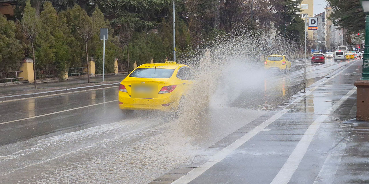 Eskişehir'de suyla kaplanan yollar sürücülere zorluk yaşattı