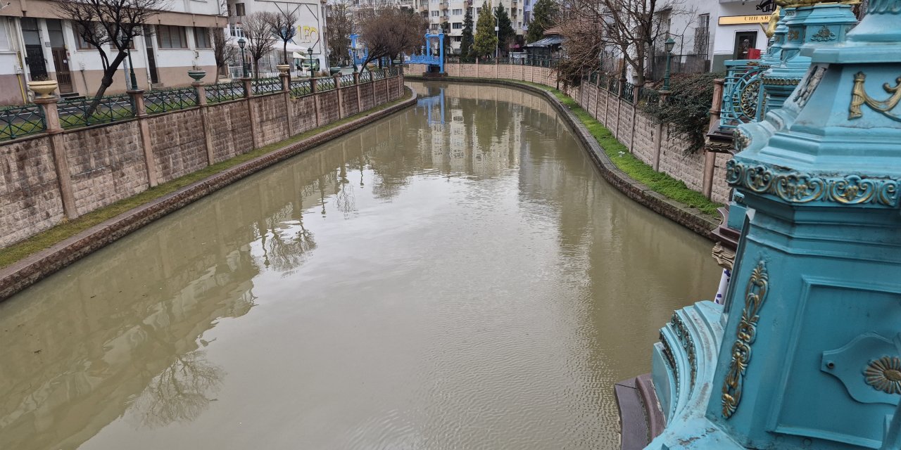 Kahverengine bürünen Porsuk Çayı ilginç görüntü oluşturdu