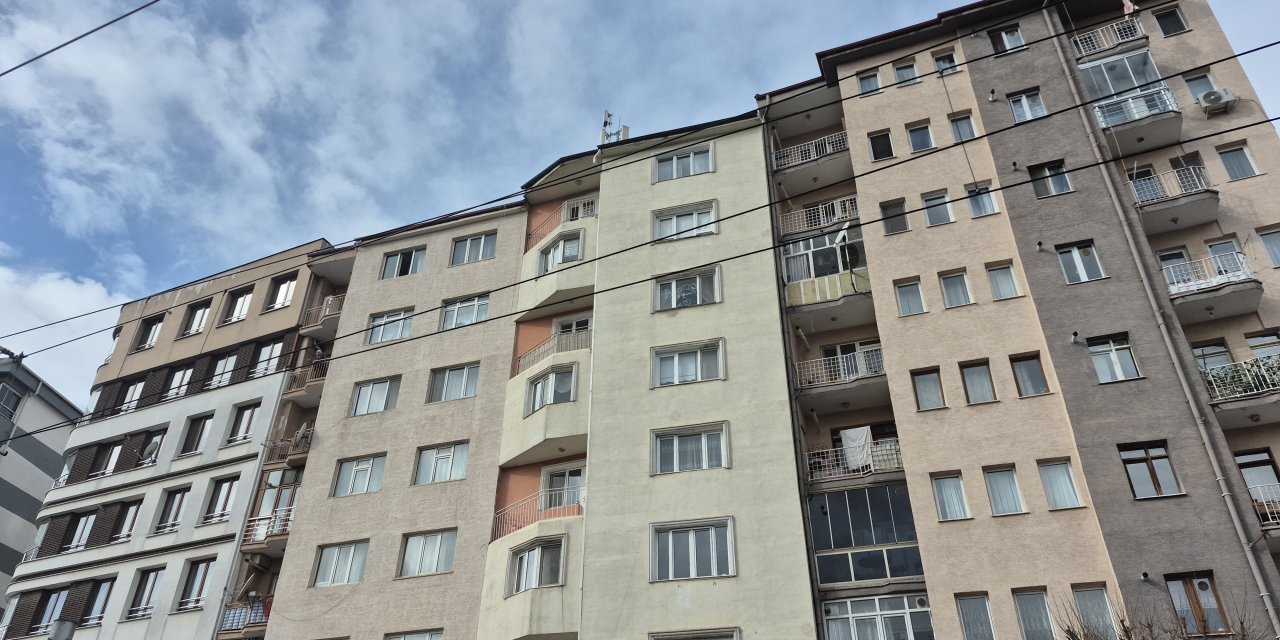 Eskişehir'de 7. kattan düşen işçi kurtarılamadı