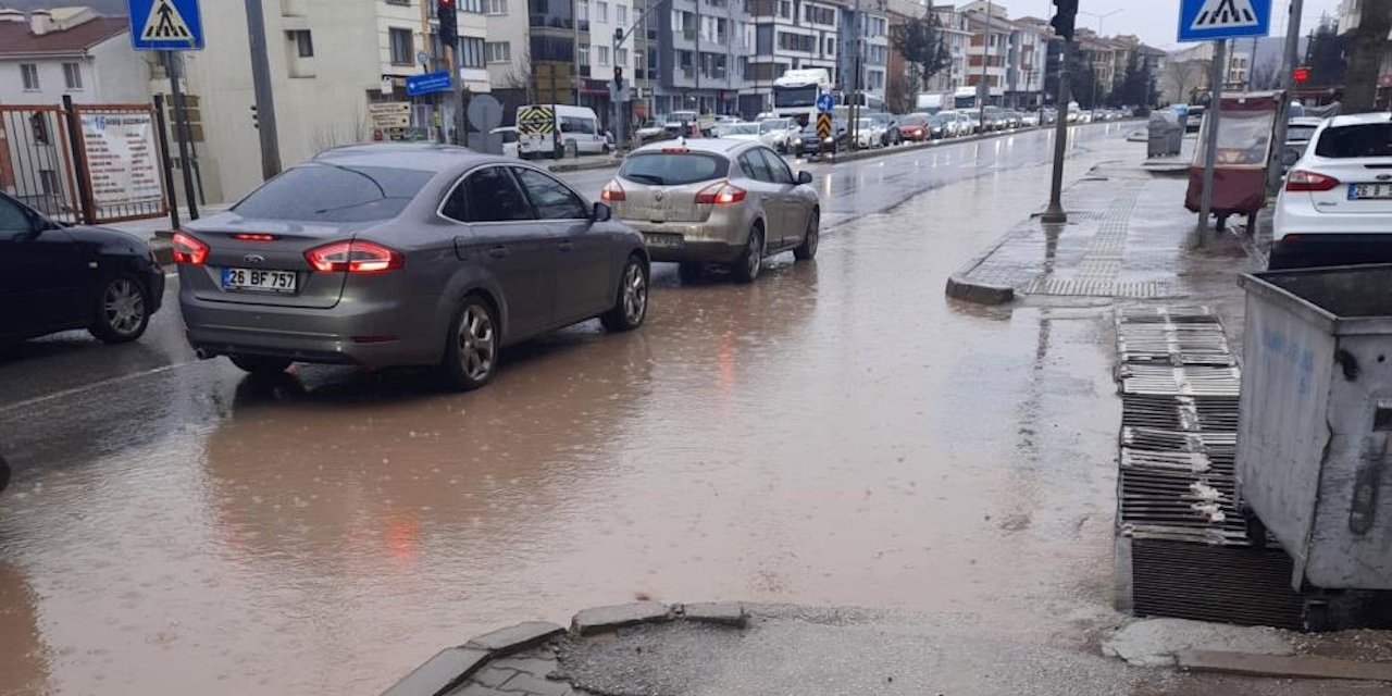 Eskişehir'de sürücülerin ve yayaların 'gölet' sınavı