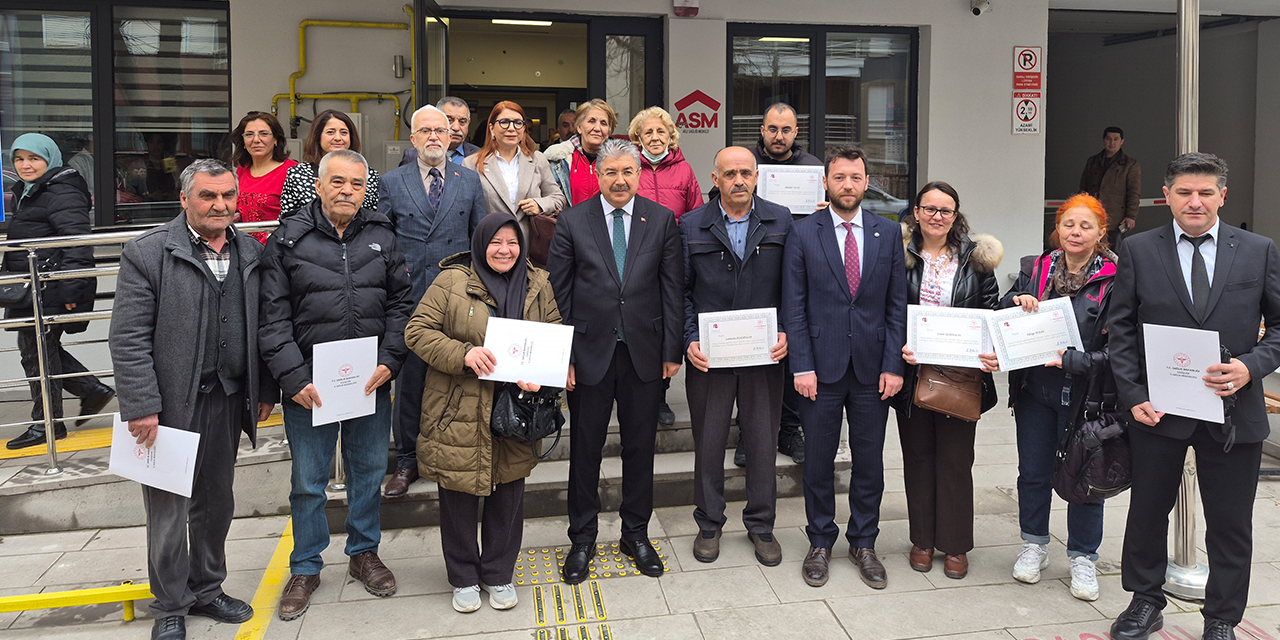 Vali Yılmaz sigarayı bırakan vatandaşlara plaket verdi