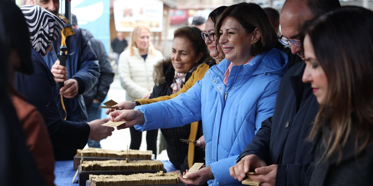 Başkan Ünlüce vatandaşlara yerel tohum dağıttı