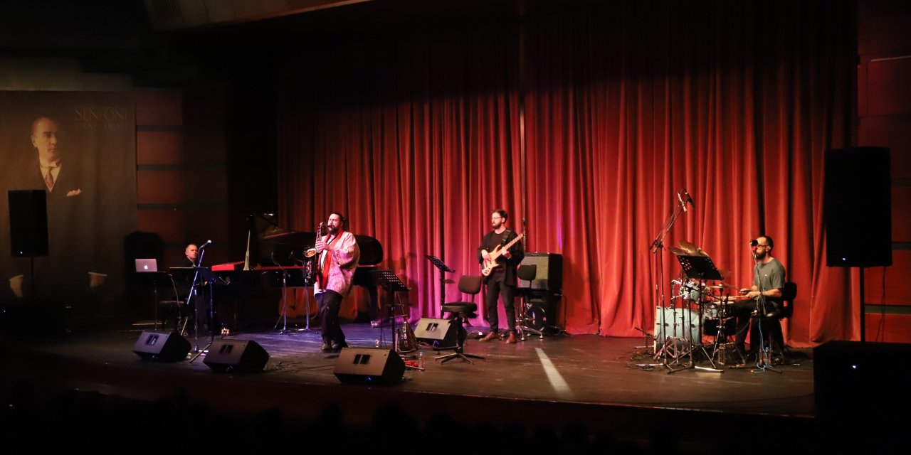 Anıl Şallıel müzikseverlere unutulmaz bir gece yaşattı