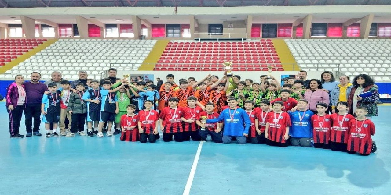 Eskişehir'de hentbol turnuvaları sürüyor