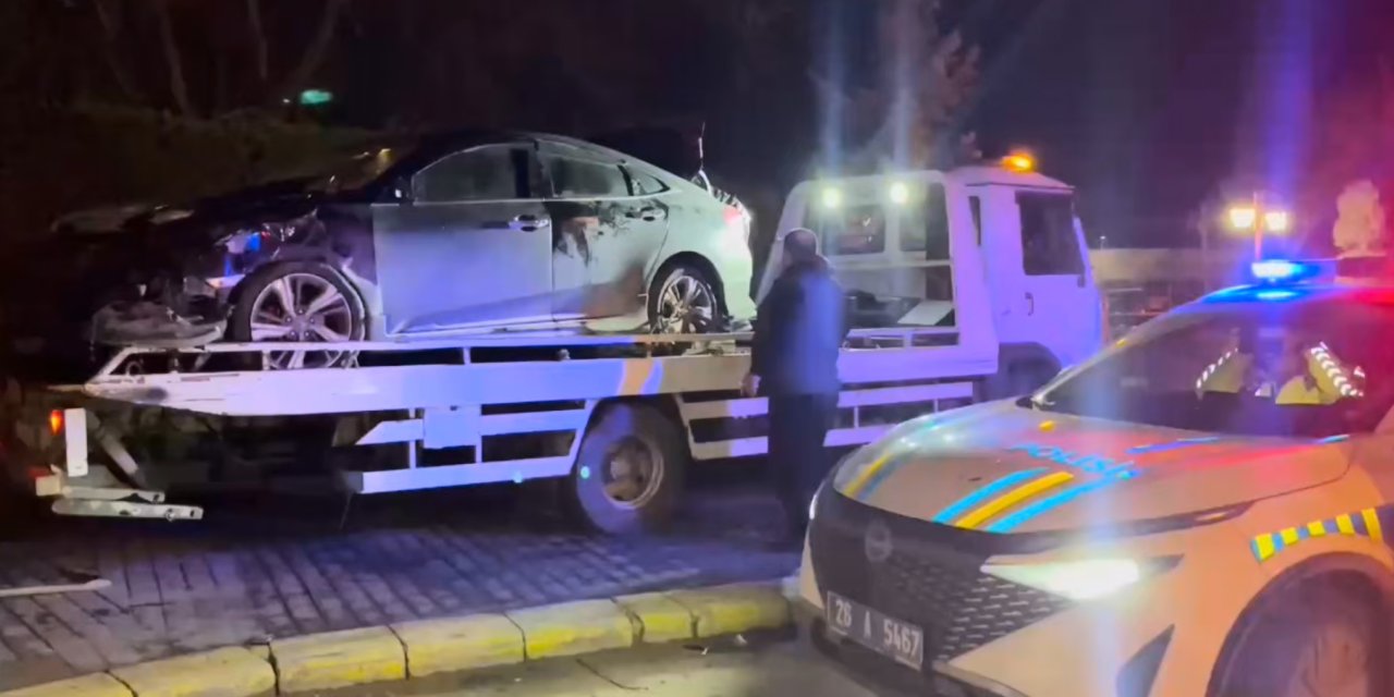 Eskişehir'de kaldırıma çıkan süratli araç ortalığı birbirine kattı!