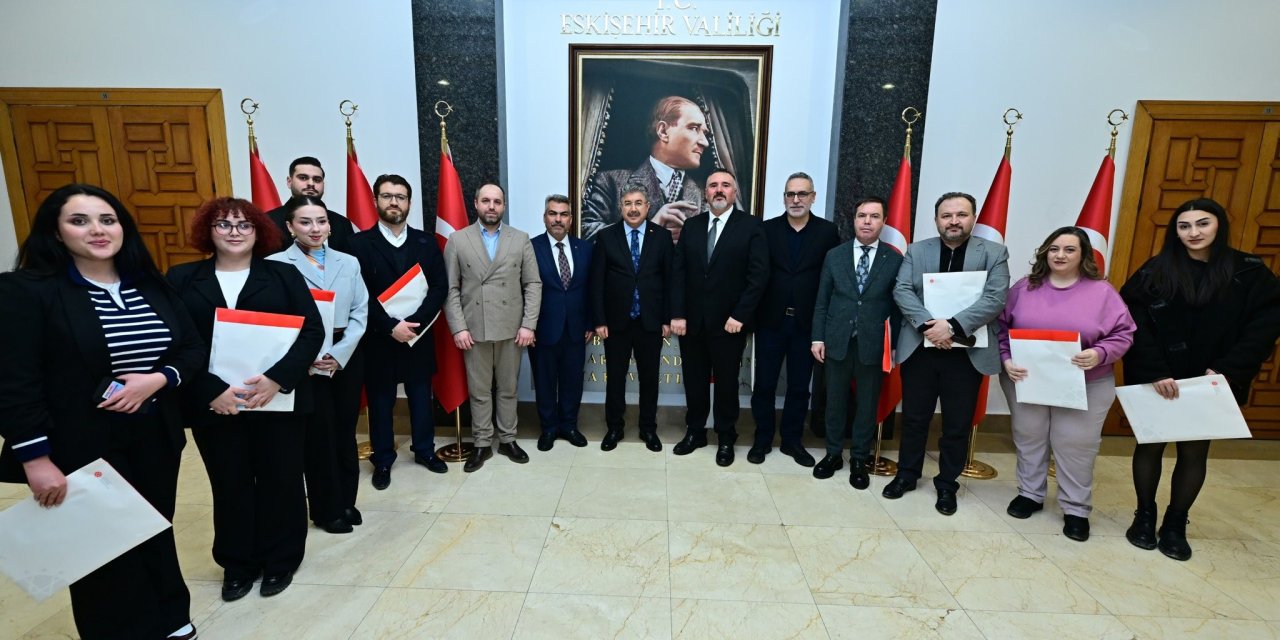 Eskişehir'de gazeteciler basın kartlarını Vali Yılmaz'dan aldı