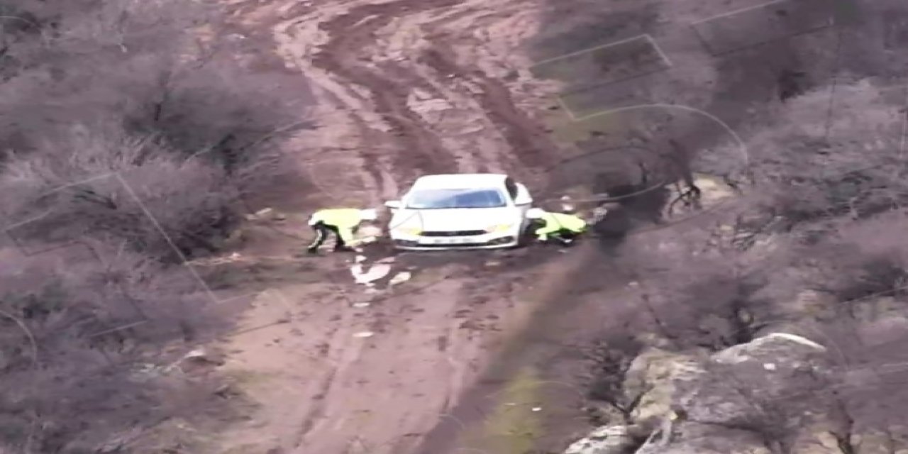 Afyonkarahisar'da otomobil yola saplandı