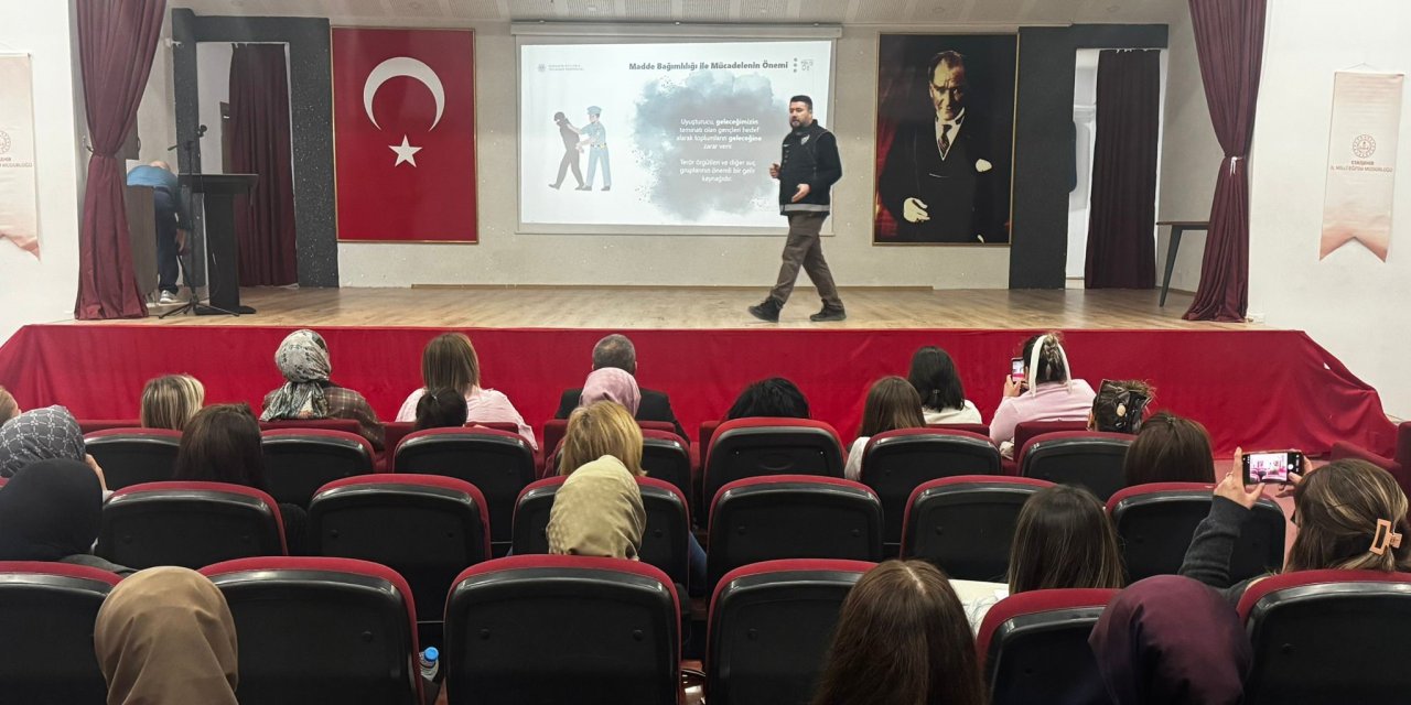 Eskişehir'de madde bağımlılığıyla ilgili seminer verildi
