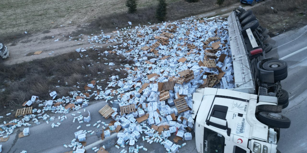 Eskişehir'de 25 ton süt tırın devrilmesiyle yola saçıldı
