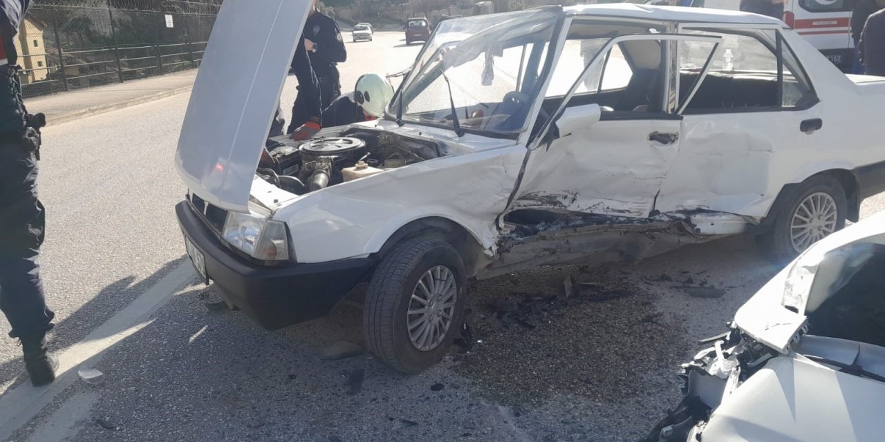 2 otomobil birbirine girdi: 4 yaralı