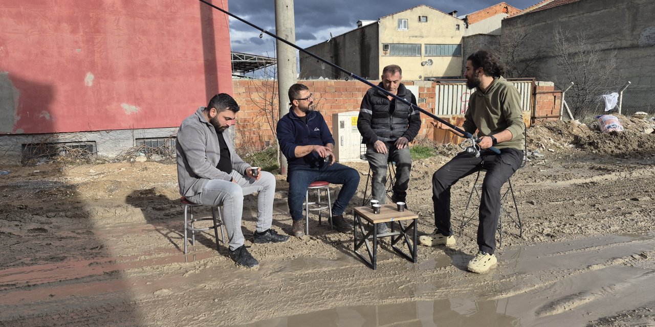 Eskişehir'de göle dönen sokakta balık tuttular!
