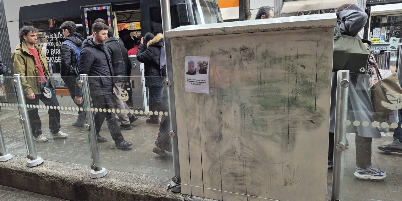 Eskişehir'de tramvay durağına asılan yazı güldürdü