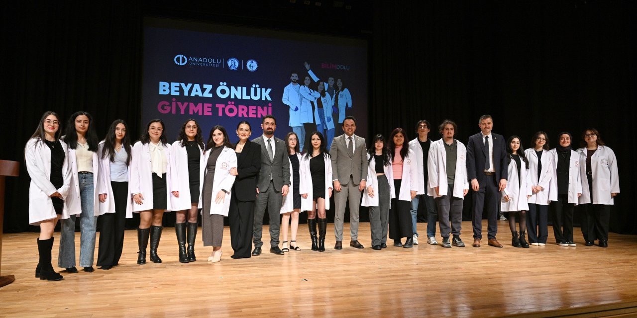 Eczacılık Fakültesi öğrencileri beyaz önlüklerini giydi