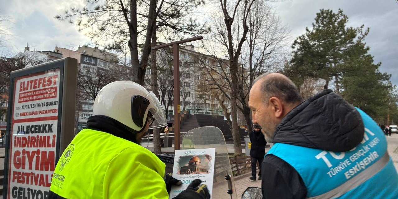 TÜGVA Ramazan sevincini esnaflarla paylaştı