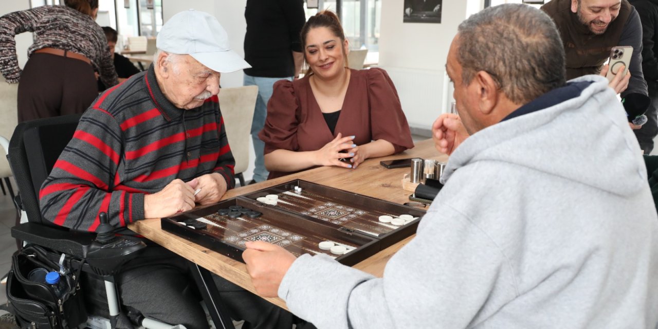 “Koca çınarlar” tavla turnuvasında mücadele etti