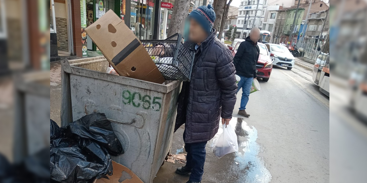 Eskişehir’de çöpten balık toplayan vatandaş yürek sızlattı