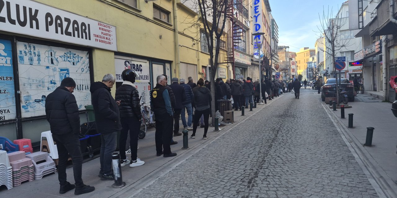 Eskişehir'de pide almak isteyenler uzun kuyruklar oluşturdu