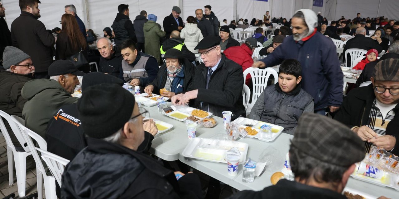 Büyükdere'de vatandaşlar birlikte iftar açtı