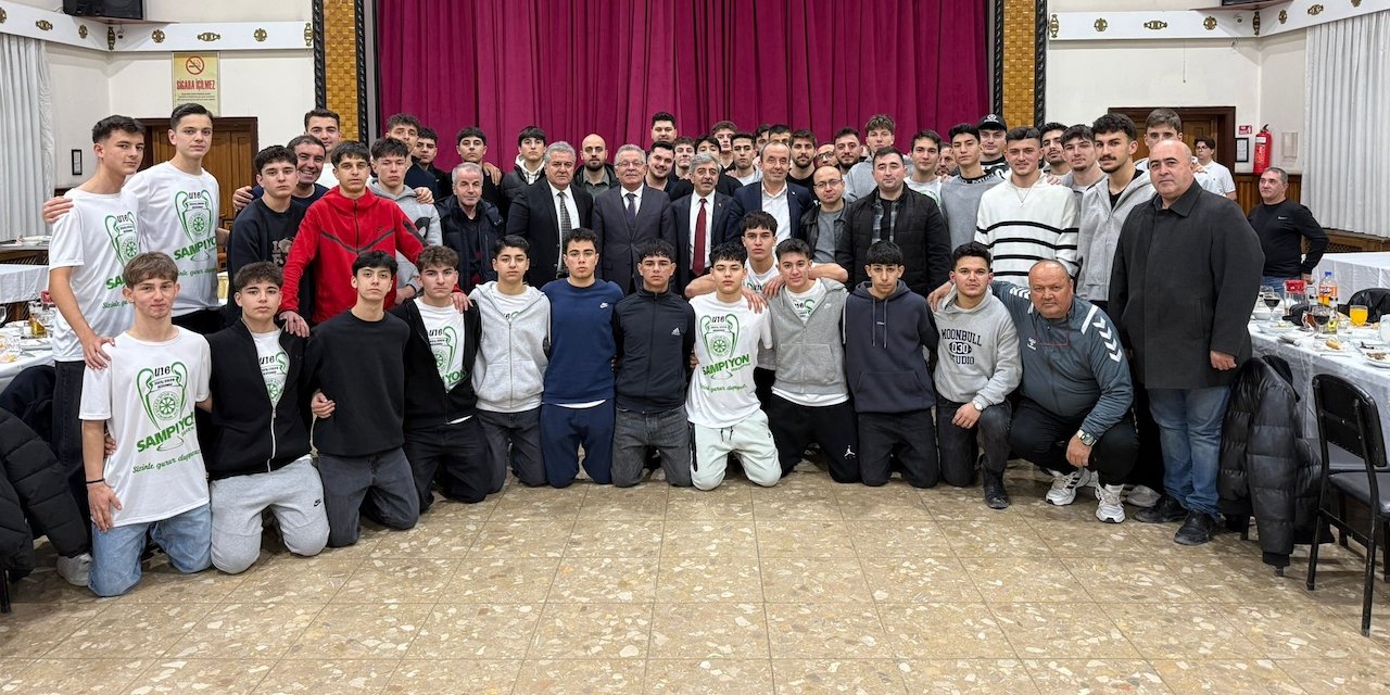 Şekerspor’da başarı ödüllendirildi