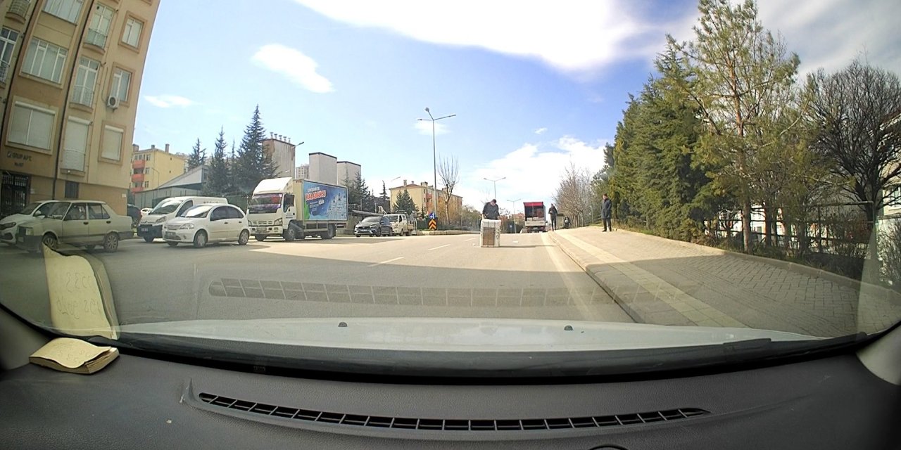 Eskişehir'de kamyonetin kasasındaki beyaz eşya yola düştü