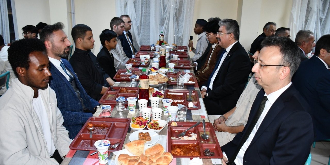Vali Yılmaz iftar programında öğrencilerle bir araya geldi