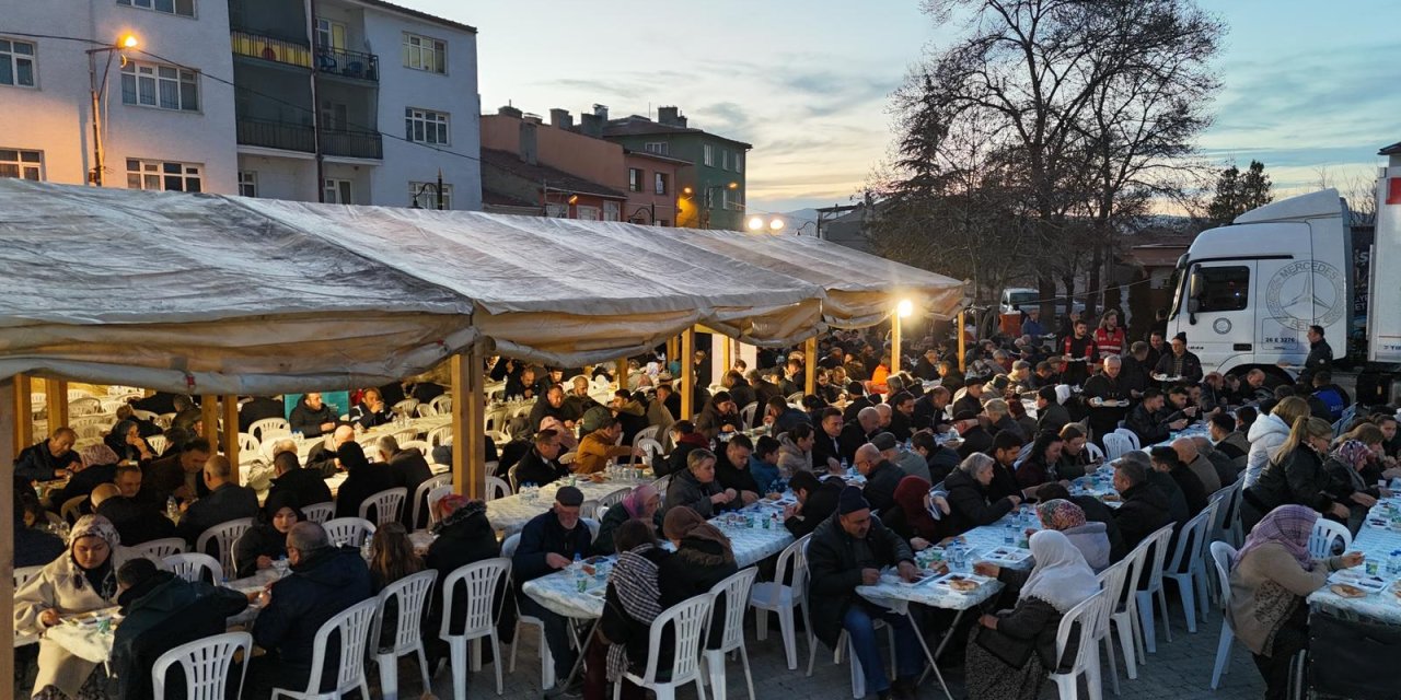 Büyükşehir geleneksel iftar sofralarını kurmaya devam ediyor